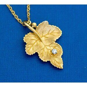 16 inch, Vintage Gold Tone Maple Pendant Choker Necklace by Avon D37